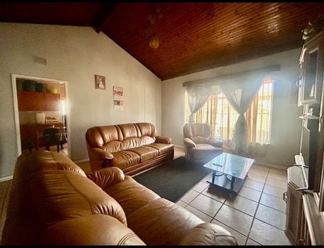 4 BEDROOM HOUSE FOR SALE IN VANDERBIJLPARK CW 5